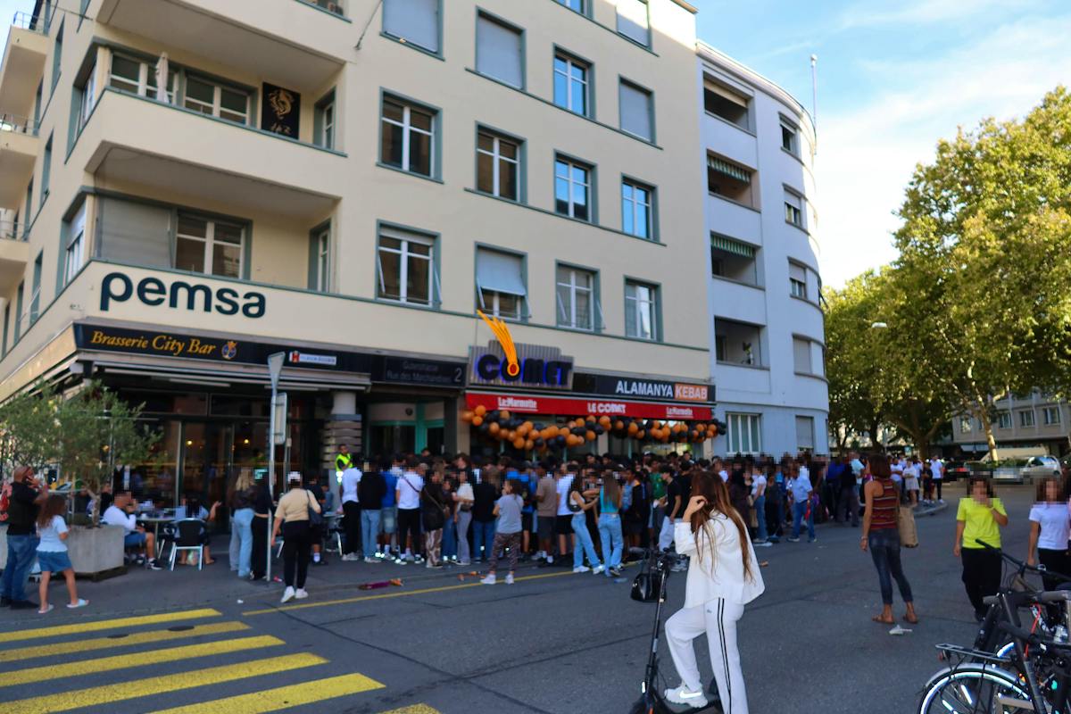 Andrang vor Alemanya Kebab in Biel, Aufnahme von 20 Minuten